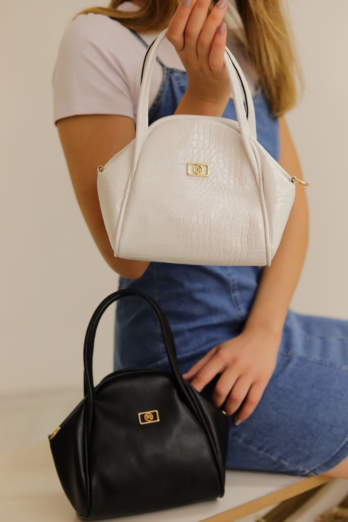 Vera Chain Shoulder Bag
